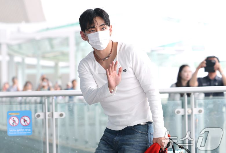 방탄소년단(BTS) 뷔(본명 김태형)가 해외 일정을 위해 4일 오전 인천국제공항을 통해 출국하고 있다. ⓒ News1 권현진 기자