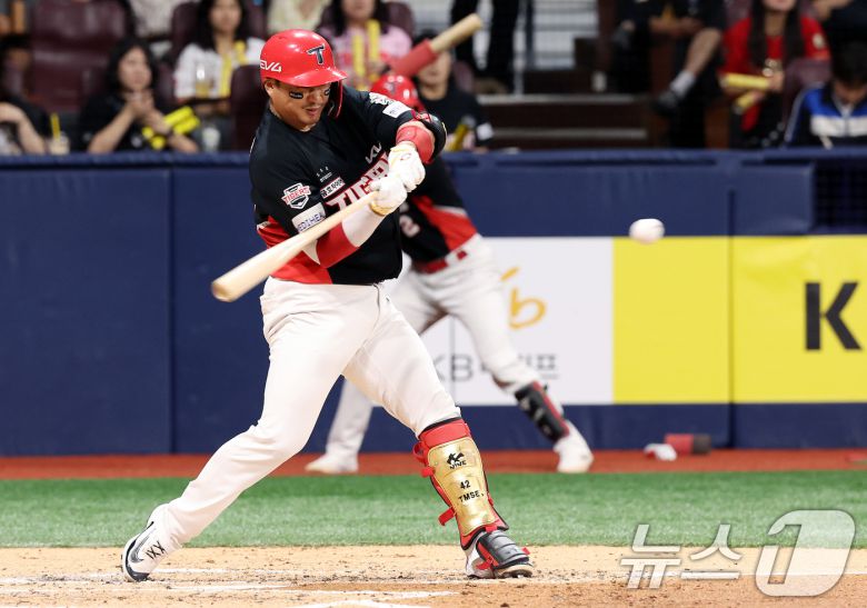 25일 오후 서울 구로구 고척스카이돔에서 열린 프로야구 '2025 신한 SOL뱅크 KBO 리그' KIA와 키움의 경기, 4회초 1사 3루 KIA 김태군이 1타점 희생플라이를 날리고 있다. 2025.6.25/뉴스1 ⓒ News1 이동해 기자