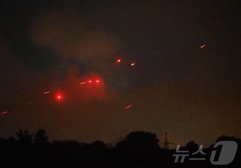 우크라이나 방공 시스템이 4일(현지시간) 이뤄진 러시아의 대규모 드론 공격에 대응하고 있다. 2025.07.04. ⓒ AFP=뉴스1