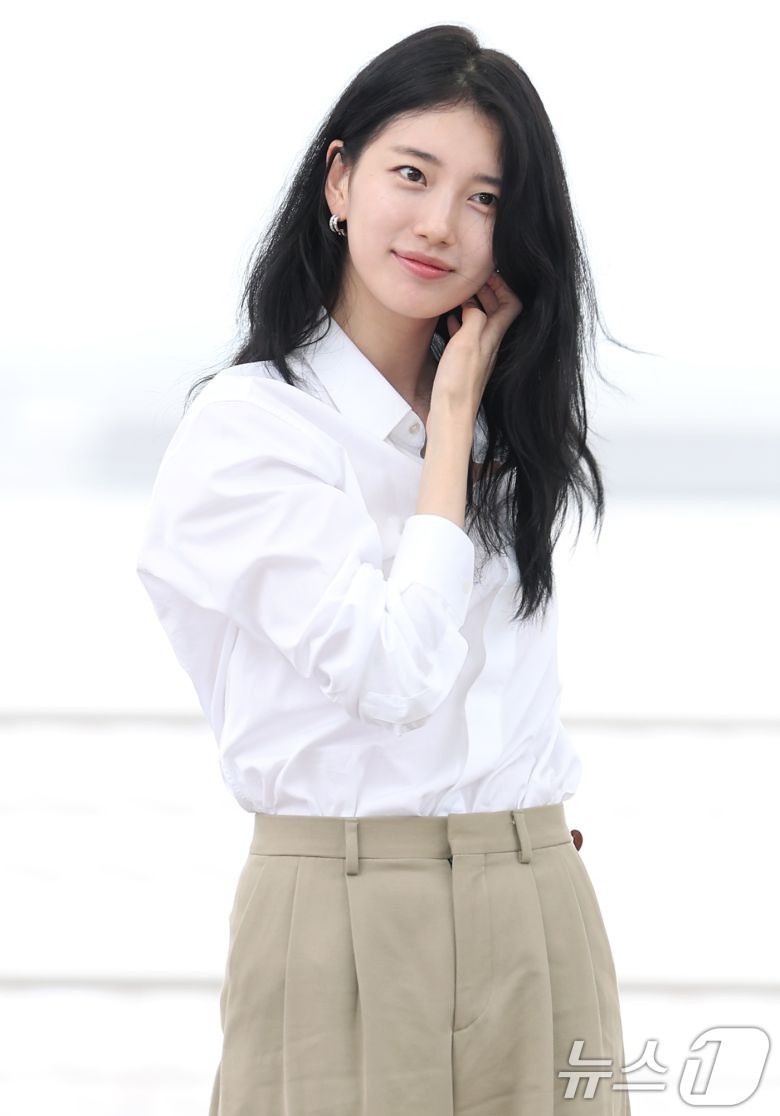 배우 수지가 해외 일정을 위해 4일 오전 인천공항을 통해 출국하고 있다. ⓒ News1 권현진 기자