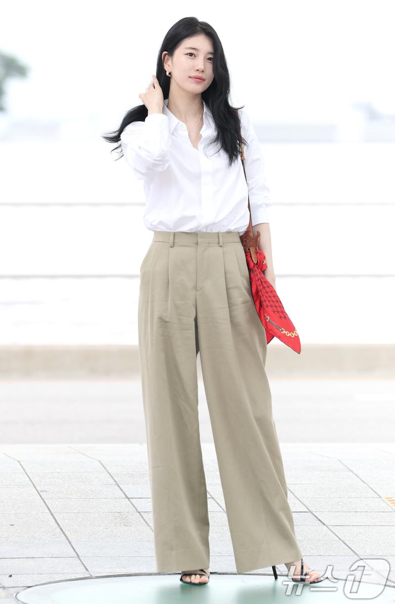 배우 수지가 해외 일정을 위해 4일 오전 인천공항에 도착해 매력을 발산하고 있다. ⓒ News1 권현진 기자