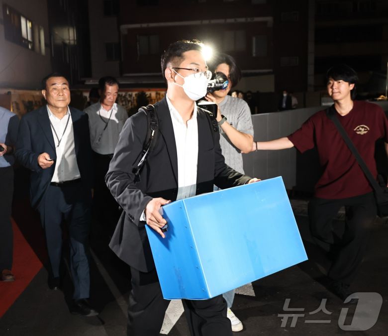 윤석열 전 대통령 배우자인 김건희 여사 의혹을 수사하는 민중기 특별검사팀이 3일 오후 서울 종로구 삼부토건 본사에서 압수수색을 마친 후 압수품이 담긴 박스를 들고 사무실을 나서고 있다. (공동취재) 2025.7.3/뉴스1 ⓒ News1 황기선 기자