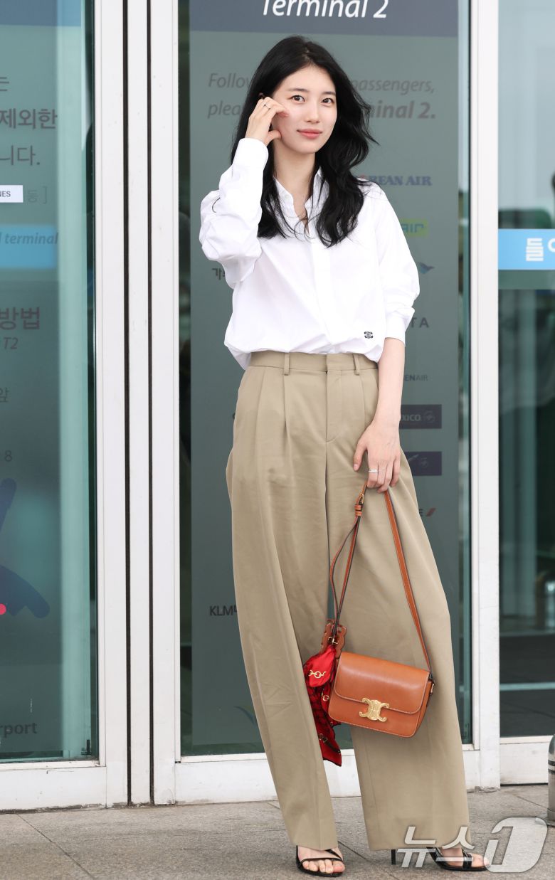 배우 수지가 해외 일정을 위해 4일 오전 인천공항을 통해 출국하기 전 볼 하트를 하고 있다. ⓒ News1 권현진 기자