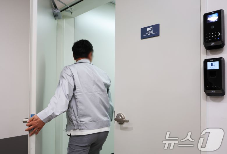 윤석열 전 대통령 배우자 김건희 여사 의혹을 수사하는 민중기 특별검사팀이 3일 오전 서울 종로구 삼부토건에 대한 압수수색에 돌입한 가운데 사무실로 직원이 들어가고 있다. 2025.7.3/뉴스1 ⓒ News1 장수영 기자