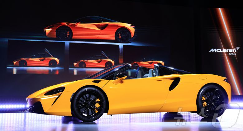 4일 서울 중구 장충단로 반얀트리 클럽 앤 스파 서울에서 열린 맥라렌 서울 리론칭 이벤트에서 차세대 슈퍼카 ‘아투라 스파이더(Artura Apider)’가 공개되고 있다. 2025.7.4/뉴스1 ⓒ News1 김진환 기자