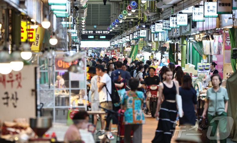 국회가 2차 추가경정예산안을 처리 예정인 4일 서울 마포구 망원시장에서 시민들이 장을 보고있다. 2025.7.4/뉴스1