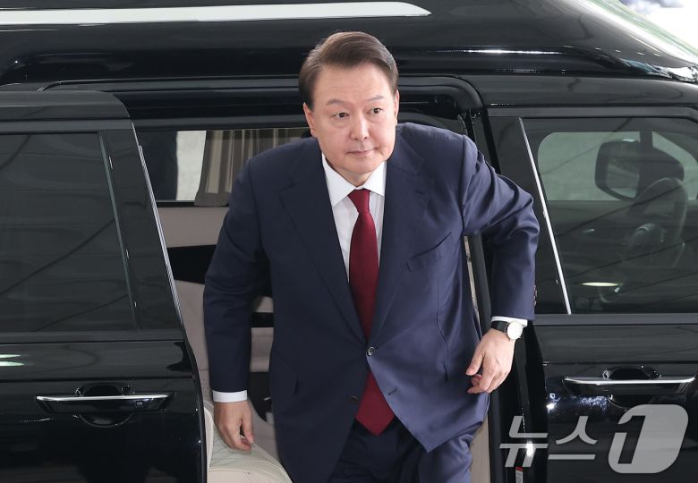 윤석열 전 대통령이 지난달 28일 오전 서울 서초구 서울고검 청사에 마련된 내란특검에 피의자 신분으로 첫 출석하고 있다./뉴스1 ⓒ News1 김성진 기자
