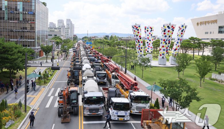 민주노총 전국건설노동조합 광주전남건설기계지부 조합원이 5일 광주시청 앞에서 총파업 투쟁을 열고 생존권 보장을 촉구하고 있다.(민주노총 제공. 재판매 및 DB 금지)