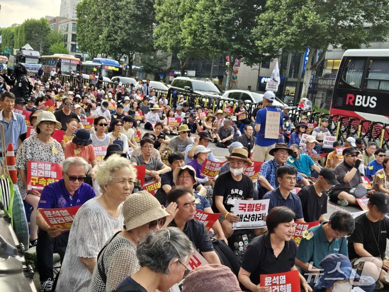 5일 서울 서초구 교대역 앞에서 촛불행동이 내란죄 수사 촉구 집회를 여는 모습. 2025.7.5/뉴스1 ⓒ News1 신윤하 기자