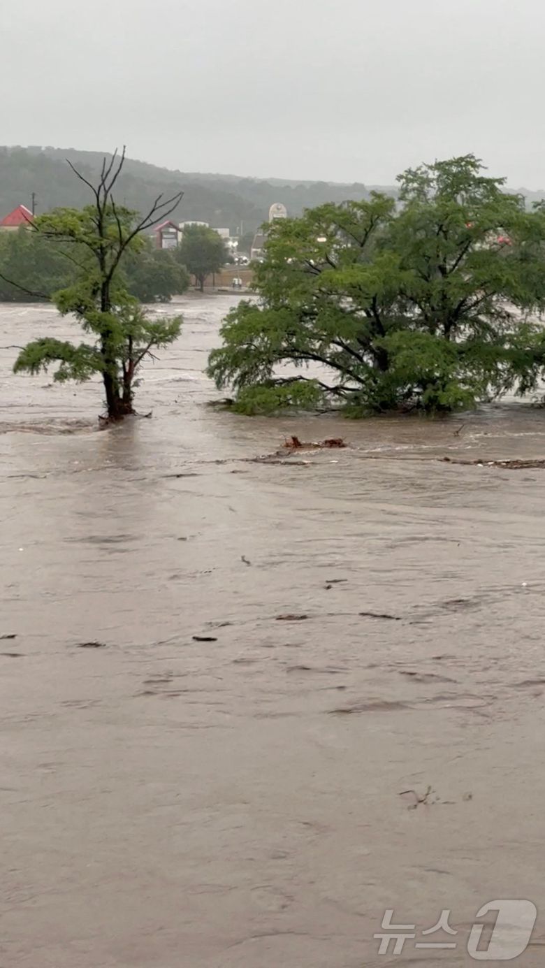 미국 텍사스주 중남부에서 4일 폭우로 인한 돌발 홍수가 발생했다. 사진은 폭우 때문에 불어난 과달루페 강. 2025.7.4 ⓒ 로이터=뉴스1 ⓒ News1 강민경 기자
