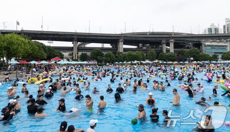 무더운 날씨가 이어지고 있는 6일 오후 서울 광진구 뚝섬 한강공원 수영장이 북적이고 있다. 2025.7.6/뉴스1 ⓒ News1 이승배 기자