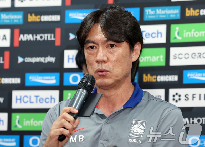 대한민국 홍명보 감독이 6일 오후 경기도 용인미르스타디움에서 열린 2025 동아시아축구연맹(EAFF) E-1 챔피언십 남자부 공식 기자회견에서 기자들 질의에 답하고 있다. 2025.7.6/뉴스1 ⓒ News1 이동해 기자