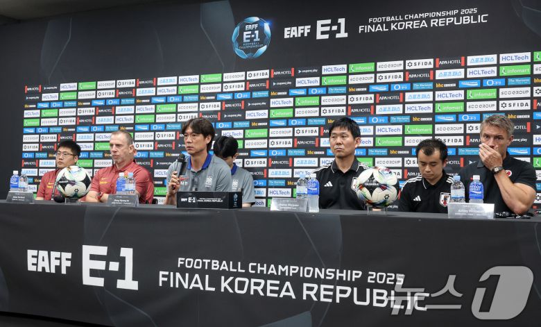 중국 데얀 주르예비치 감독(왼쪽부터)과, 대한민국 홍명보 감독, 일본 모리야스 하지메 감독, 홍콩 애슐리 웨스트우드 감독이 6일 오후 경기도 용인미르스타디움에서 열린 2025 동아시아축구연맹(EAFF) E-1 챔피언십 남자부 공식 기자회견에서 기자들 질의에 답하고 있다. 2025.7.6/뉴스1 ⓒ News1 이동해 기자
