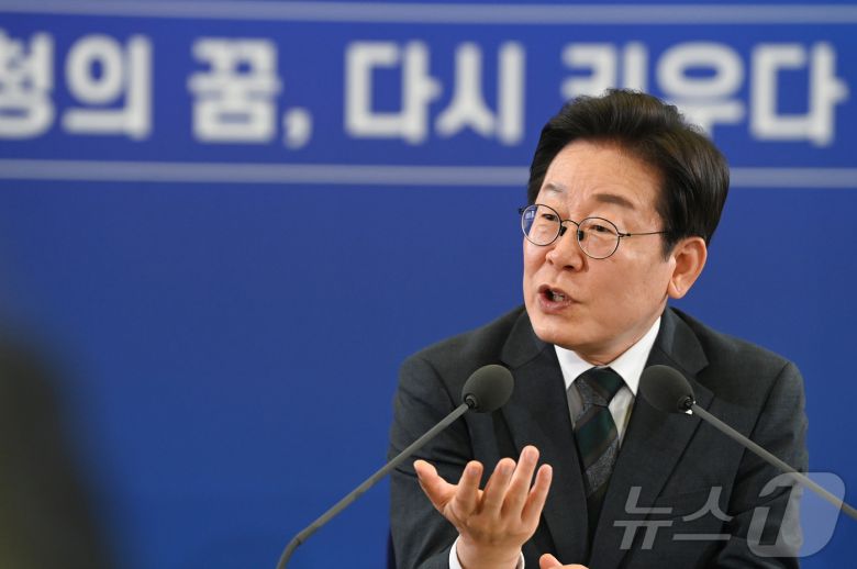 이재명 대통령이 4일 대전컨벤션센터에서 타운홀 미팅 형식으로 열린 '국민소통 행보 2탄, 충청의 마음을 듣다'에서 발언하고 있다.(대전충남사진공동취재단). 2025.7.4/뉴스1