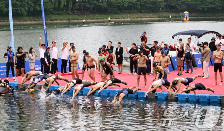 6일 오전 서울 송파구 잠실 석촌호수에서 열린 2025 롯데 아쿠아슬론에서 참가자들이 힘차게 출발하고 있다. (공동취재) 2025.7.6/뉴스1 ⓒ News1 김성진 기자