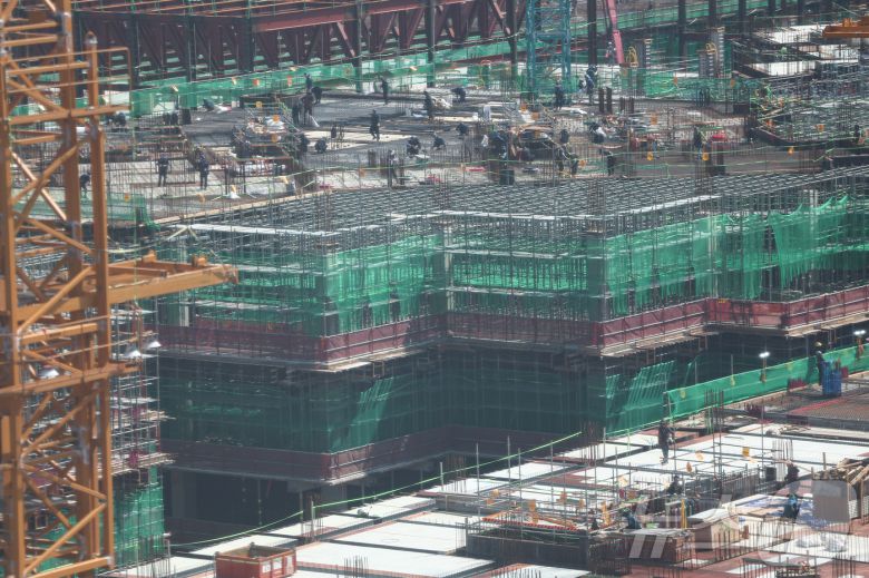 서울 시내 한 아파트 건설현장에서 노동자들이 작업하는 모습. 2025.6.23/뉴스1 ⓒ News1 김도우 기자