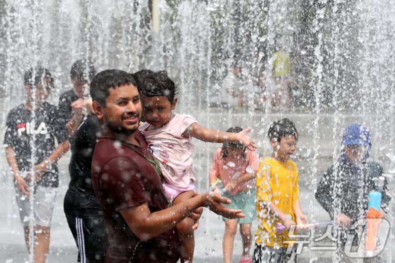 절기상 소서(小暑)를 하루 앞두고 연일 폭염이 지속되는 6일 오후 대구 달서구 와룡공원 바닥분수에서 외국인 가족이 물놀이를 즐기며 무더위를 식히고 있다. 2025.7.6/뉴스1 ⓒ News1 공정식 기자