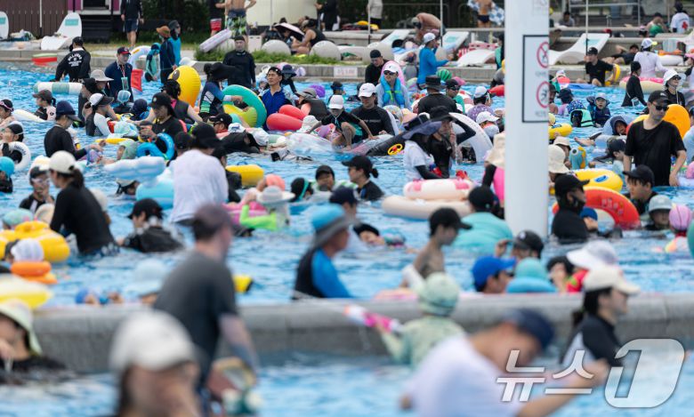 무더운 날씨가 이어지고 있는 6일 오후 서울 광진구 뚝섬 한강공원 수영장이 북적이고 있다. 2025.7.6/뉴스1 ⓒ News1 이승배 기자