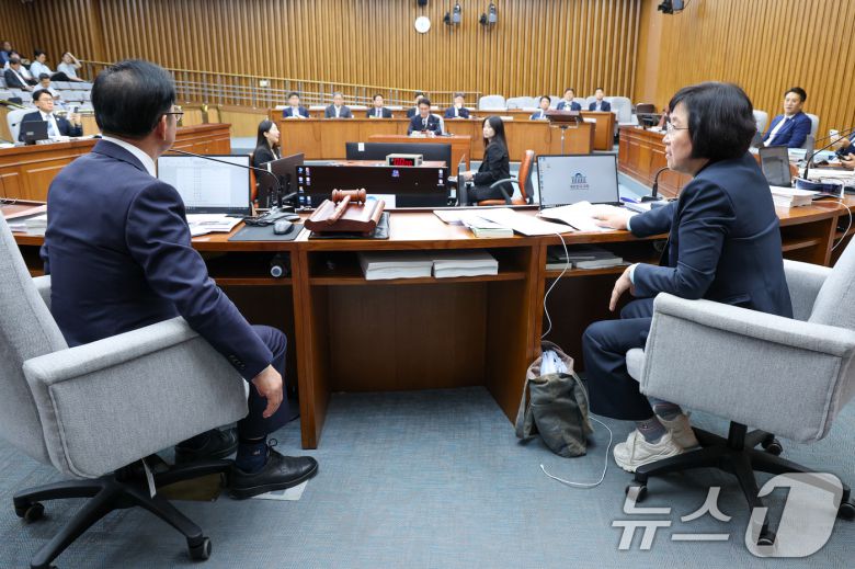 김민석 국무총리 후보자 인사청문특별위원회 이종배 위원장(왼쪽)과 더불어민주당 김현 간사가 25일 오후 서울 여의도 국회 인사청문회장에서 대화하고 있다. 2025.6.25/뉴스1 ⓒ News1 안은나 기자