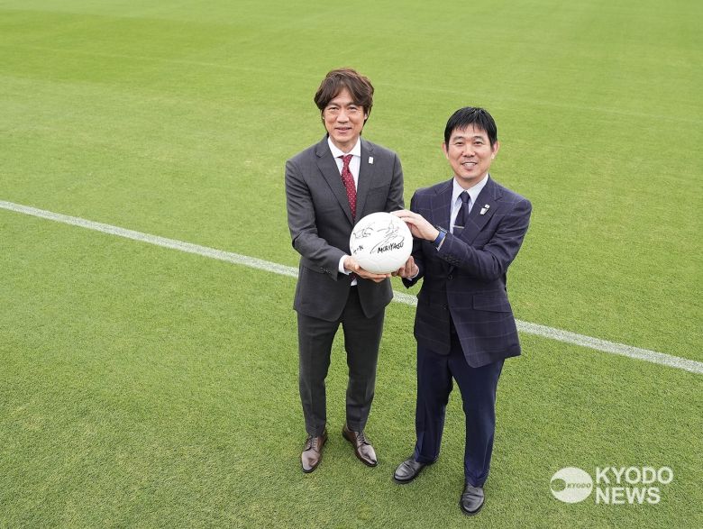 홍명보 감독(왼쪽)과 모리야스 하지메 감독(교도통신 제공)