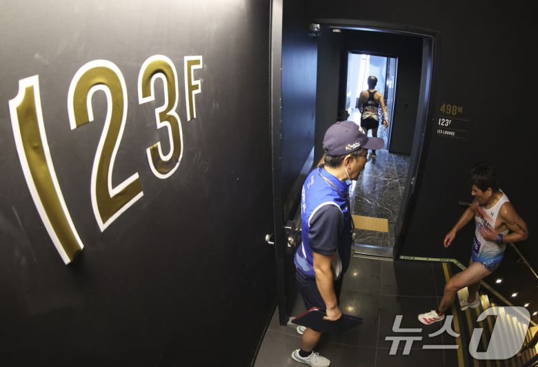 6일 오전 서울 송파구 잠실 롯데월드타워에서 열린 2025 롯데 아쿠아슬론에서 참가자들이 결승점을 향해 달리고 있다. (공동취재) 2025.7.6/뉴스1 ⓒ News1 김성진 기자