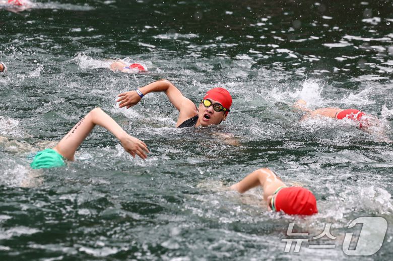 6일 오전 서울 송파구 잠실 석촌호수에서 열린 2025 롯데 아쿠아슬론에서 참가자들이 수영을 하고 있다. (공동취재) 2025.7.6/뉴스1 ⓒ News1 김성진 기자