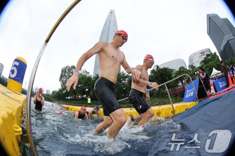 6일 오전 서울 송파구 잠실 석촌호수에서 열린 2025 롯데 아쿠아슬론에서 참가자들이 수영을 하고 있다. (공동취재) 2025.7.6/뉴스1 ⓒ News1 김성진 기자