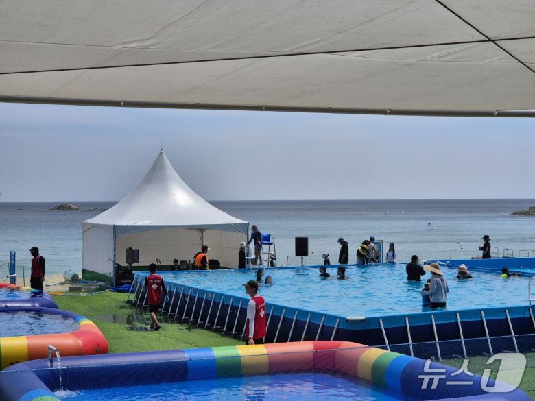 일요일인 6일 강원 강릉 경포해수욕장을 피서객들이 물놀이를 즐기고 있다. 이날 북강릉지역 낮 기온은 37.5도로 무더운 날씨를 보였다.2025.7.6/뉴스1