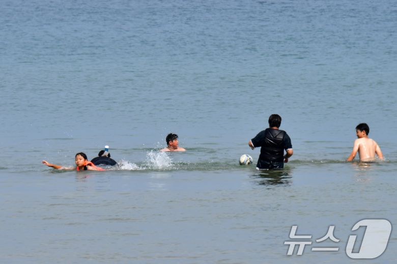 6일 경북 포항시 전역에 폭염특보가 발령 중인 가운데 어린이들이 북구 영일대해수욕장 바닷물로 뛰어들어 더위를 식히고 있다. 2025.7.6/뉴스1 ⓒ News1 최창호 기자