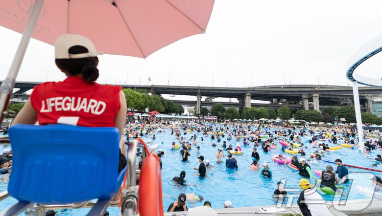 무더운 날씨가 이어지고 있는 6일 오후 서울 광진구 뚝섬 한강공원 수영장이 북적이고 있다. 2025.7.6/뉴스1 ⓒ News1 이승배 기자