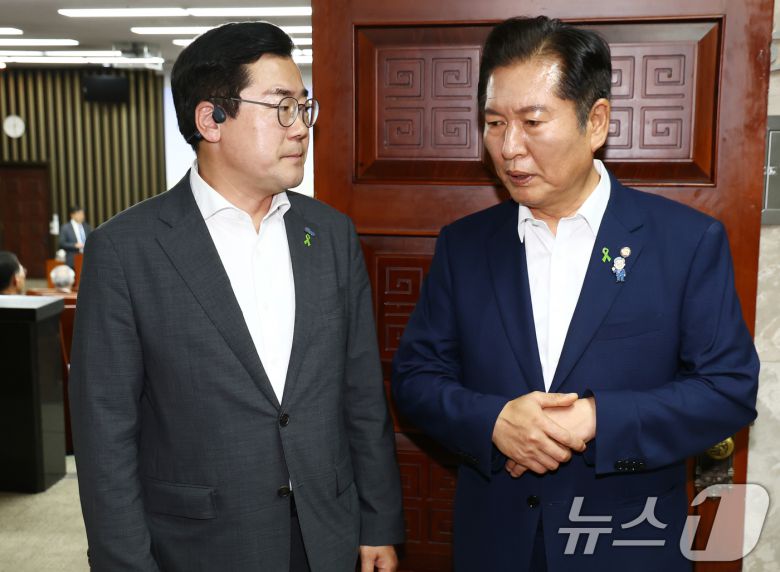 더불어민주당 당 대표 후보자인 박찬대·정청래 의원이 지난 3일 서울 여의도 국회에서 열린 비공개 의원총회에 참석하며 대화하고 있다. ⓒ News1 김민지 기자