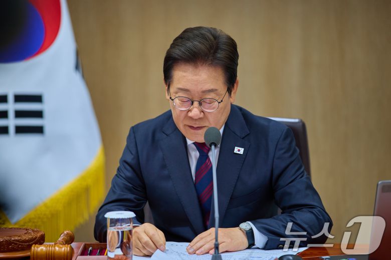 이재명 대통령이 5일 서울 용산 대통령실 청사에서 열린 국무회의에서 자료를 보고 있다. (대통령실 제공. 재판매 및 DB 금지) 2025.7.5/뉴스1 ⓒ News1 허경 기자