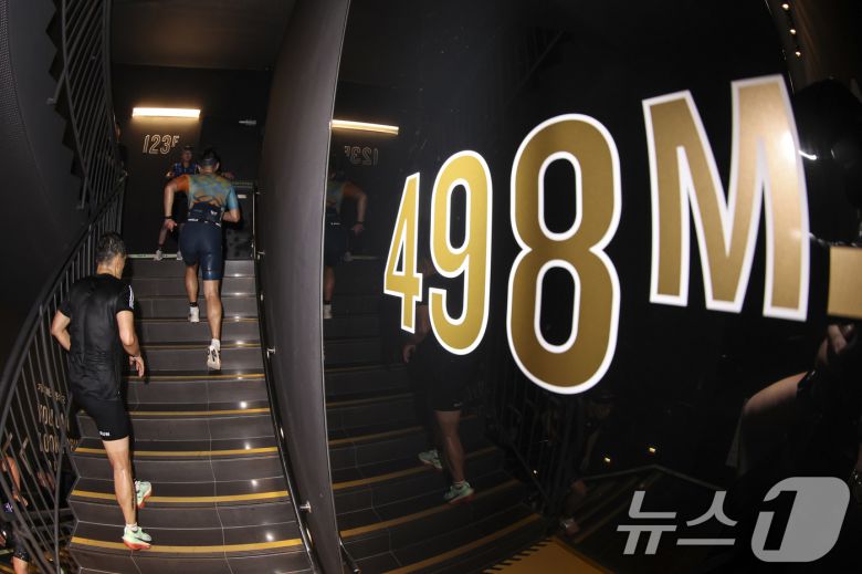 6일 오전 서울 송파구 잠실 롯데월드타워에서 열린 2025 롯데 아쿠아슬론에서 참가자들이 결승점을 향해 달리고 있다. (공동취재) 2025.7.6/뉴스1 ⓒ News1 김성진 기자