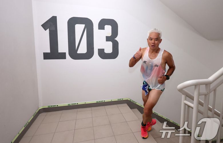 6일 오전 서울 송파구 잠실 롯데월드타워에서 열린 2025 롯데 아쿠아슬론에서 참가자들이 타워 계단을 오르고 있다. 2025.7.6/뉴스1 ⓒ News1 김성진 기자