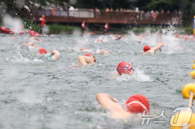6일 오전 서울 송파구 잠실 석촌호수에서 열린 2025 롯데 아쿠아슬론에서 참가자들이 수영을 하고 있다. (공동취재) 2025.7.6/뉴스1 ⓒ News1 김성진 기자
