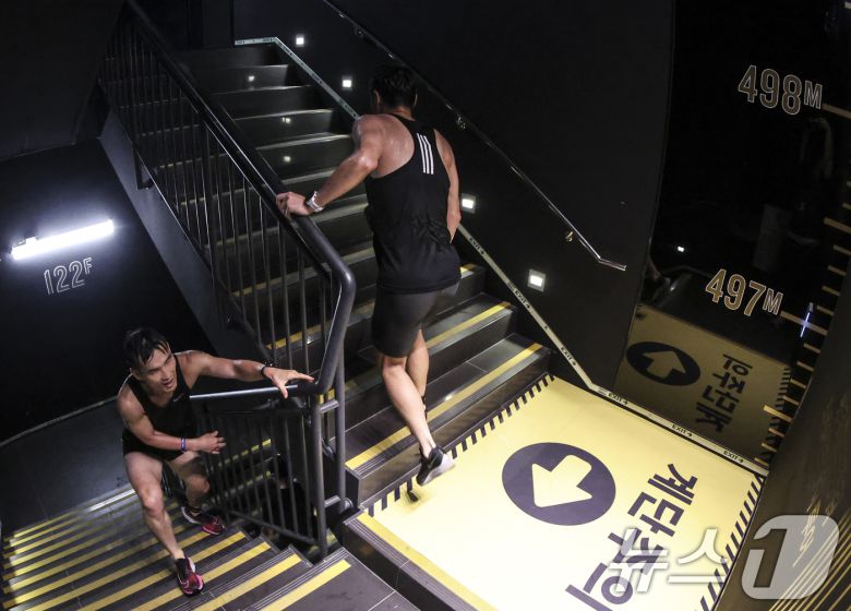 6일 오전 서울 송파구 잠실 롯데월드타워에서 열린 2025 롯데 아쿠아슬론에서 참가자들이 결승점을 향해 달리고 있다. (공동취재) 2025.7.6/뉴스1 ⓒ News1 김성진 기자