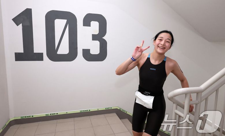 6일 오전 서울 송파구 잠실 롯데월드타워에서 열린 2025 롯데 아쿠아슬론에서 참가자들이 타워 계단을 오르고 있다. 2025.7.6/뉴스1 ⓒ News1 김성진 기자