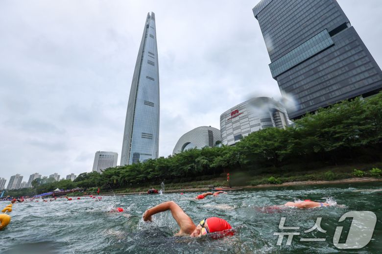 6일 오전 서울 송파구 잠실 석촌호수에서 열린 2025 롯데 아쿠아슬론에서 참가자들이 수영을 하고 있다. (공동취재) 2025.7.6/뉴스1 ⓒ News1 김성진 기자