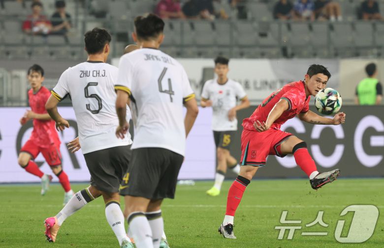 이동경이 7일 오후 경기 용인시 처인구 용인미르스타디움에서 열린 2025 동아시아축구연맹(EAFF) E-1 챔피언십 남자부 대한민국과 중국의 경기에서 패스를 시도하고 있다. 2025.7.7/뉴스1 ⓒ News1 김영운 기자