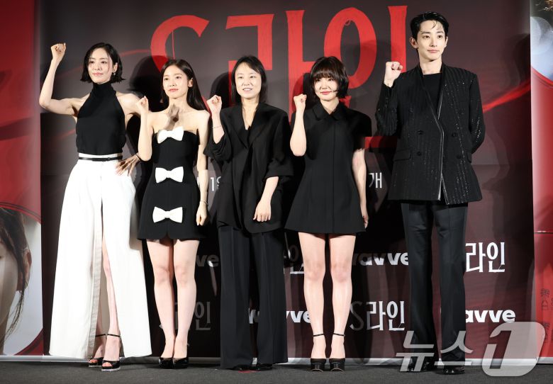 배우 이다희(왼쪽부터)와 아린, 안주영 감독, 이은샘, 이수혁이 7일 서울 용산 CGV에서 열린 웨이브 오리지널 드라마 'S라인'의 제작발표회에 참석해 포즈를 취하고 있다. 'S라인'은 성적 관계를 맺은 사람들 사이에 이어지는 붉은 선, 일명 S라인이 보이기 시작하면서 금지된 욕망과 숨겨진 진실이 드러나는 판타지 스릴러다. 2025.7.7/뉴스1 ⓒ News1 권현진 기자