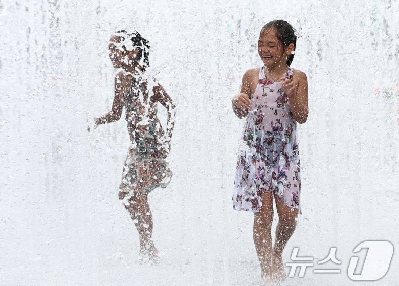 절기상 본격적인 더위가 시작된다는 소서(小暑)이자 서울 전역에 첫 폭염경보가 내려진 7일 서울 광화문광장에서 어린이들이 물놀이를 하고 있다. 2025.7.7/뉴스1 ⓒ News1 김민지 기자