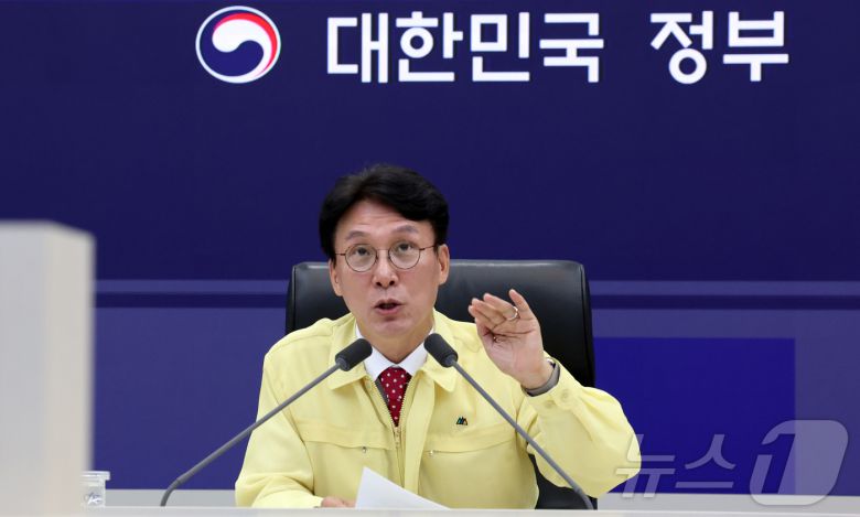 김민석 국무총리가 7일 오전 세종시 정부세종청사 중앙재난안전상황실에서 여름철 재난 대비 상황을 점검하며 발언하고 있다. 2025.7.7/뉴스1 ⓒ News1 김기남 기자