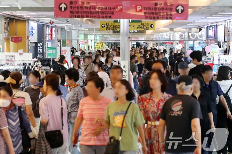 절기상 '소서(小暑)'인 7일 대구는 폭염특보가 열흘 넘게 이어지고 있다. 불볕더위가 연일 기승을 부리는 가운데 이날 오후 중구 반월당 지하쇼핑센터가 무더위를 피해 지하로 내려온 인파로 붐비고 있다. 2025.7.7/뉴스1 ⓒ News1 공정식 기자