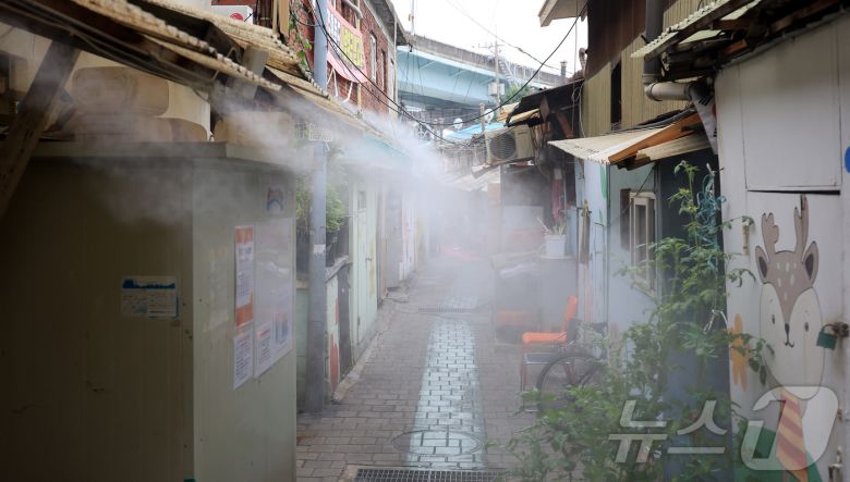 무더운 날씨가 이어지고 있는 7일 서울 영등포구 영등포쪽방촌 골목에서 폭염 대비용 쿨링포그가 가동되고 있다. 2025.7.7/뉴스1 ⓒ News1 김진환 기자