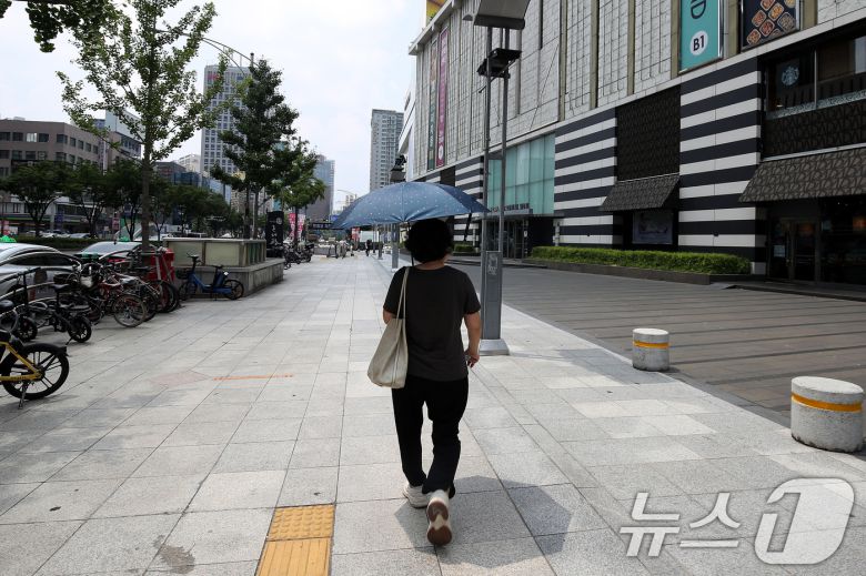 절기상 '소서(小暑)'인 7일 대구는 폭염특보가 열흘 넘게 이어지고 있다. 불볕더위가 연일 기승을 부리는 가운데 이날 오후 중구 반월당사거리 주변 도심이 한산한 모습이다. 2025.7.7/뉴스1 ⓒ News1 공정식 기자