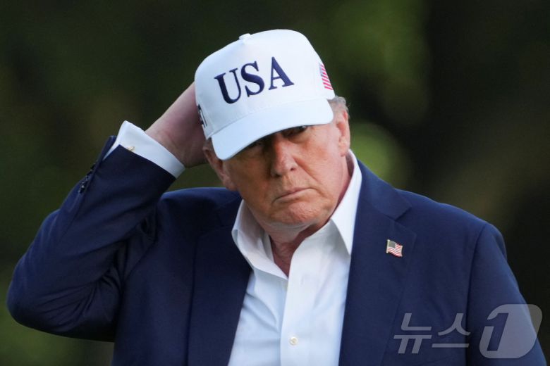 도널드 트럼프 미국 대통령이 6일(현지시간) 워싱턴DC 백악관에 도착해 대통령 전용 헬기 마린원에서 내려 걸어가고 있다. 2025.07.06. ⓒ 로이터=뉴스1 ⓒ News1 윤다정 기자