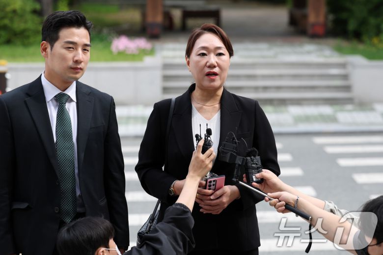 '명태균 여론조사비용 대납 의혹'과 관련해 홍준표 전 대구시장에 대한 폭로를 이어오고 있는 강혜경 전 미래한국연구소 부소장이 23일 오전 대구경찰청에 참고인 조사를 받기 위해 출석하고 있다. 2025.5.23/뉴스1 ⓒ News1 공정식 기자