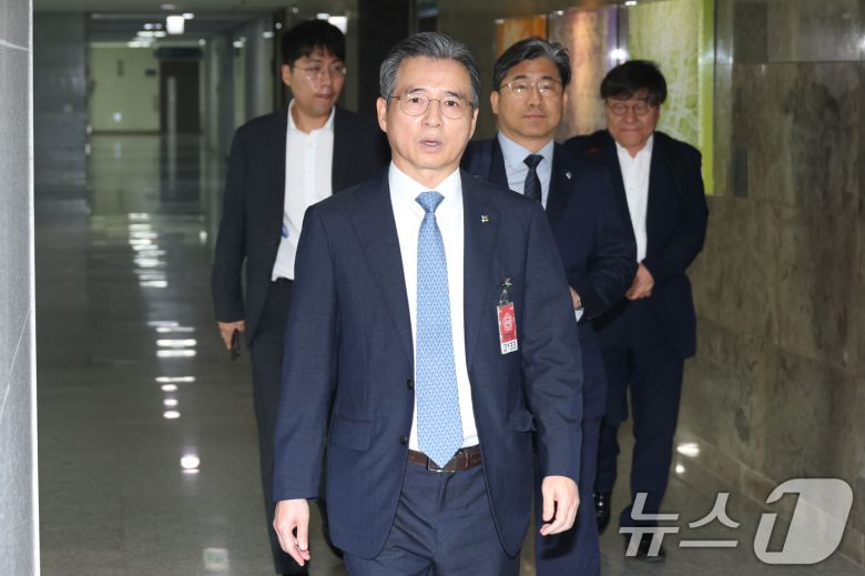 김용범 대통령실 정책실장이 18일 오전 서울 여의도 국회 의원회관에서 민생회복지원금을 포함한 추가경정예산 편성 논의를 위해 열린 당정대 협의회에 참석하고 있다. 2025.6.18/뉴스1 ⓒ News1 이광호 기자