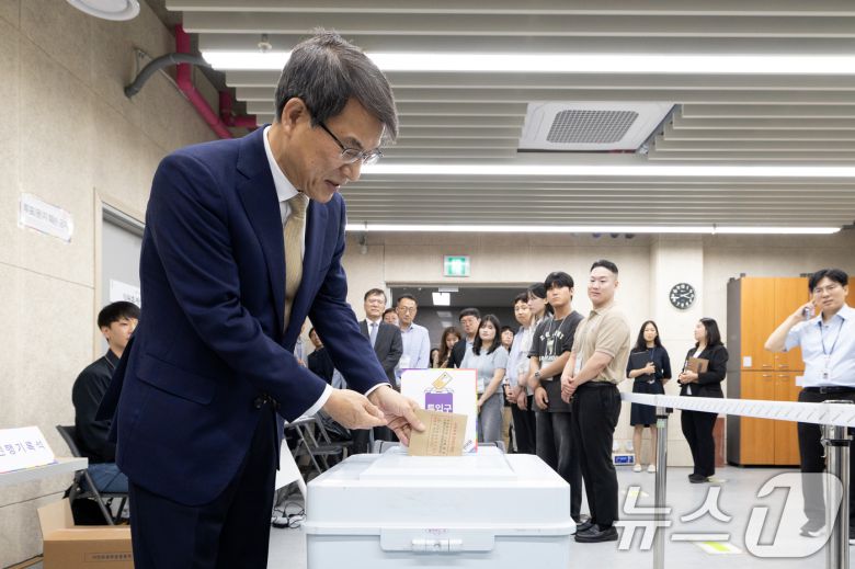제21대 대통령 선거 사전투표를 하루 앞둔 28일 노태악 중앙선거관리위원장이 서울 광진구 중곡3동 주민센터에 마련된 사전투표소에서 사전투표 모의체험을 하고 있다. 2025.5.28/뉴스1 ⓒ News1 이승배 기자