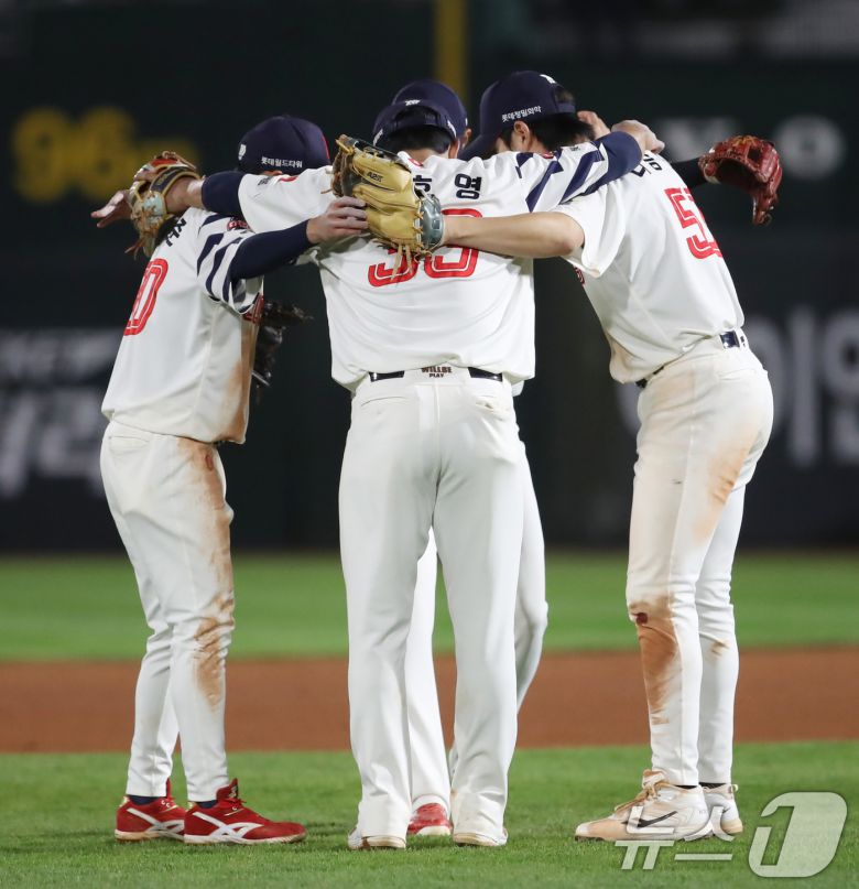 승리에 기뻐하는 롯데 자이언츠 선수들 2025.5.7/뉴스1 ⓒ News1 윤일지 기자